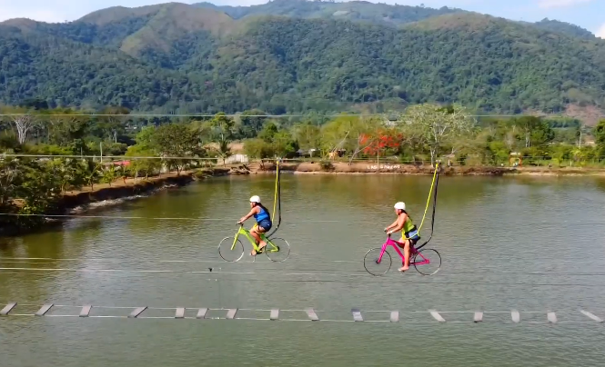 Bicicleta aérea sobre el río en Satipo