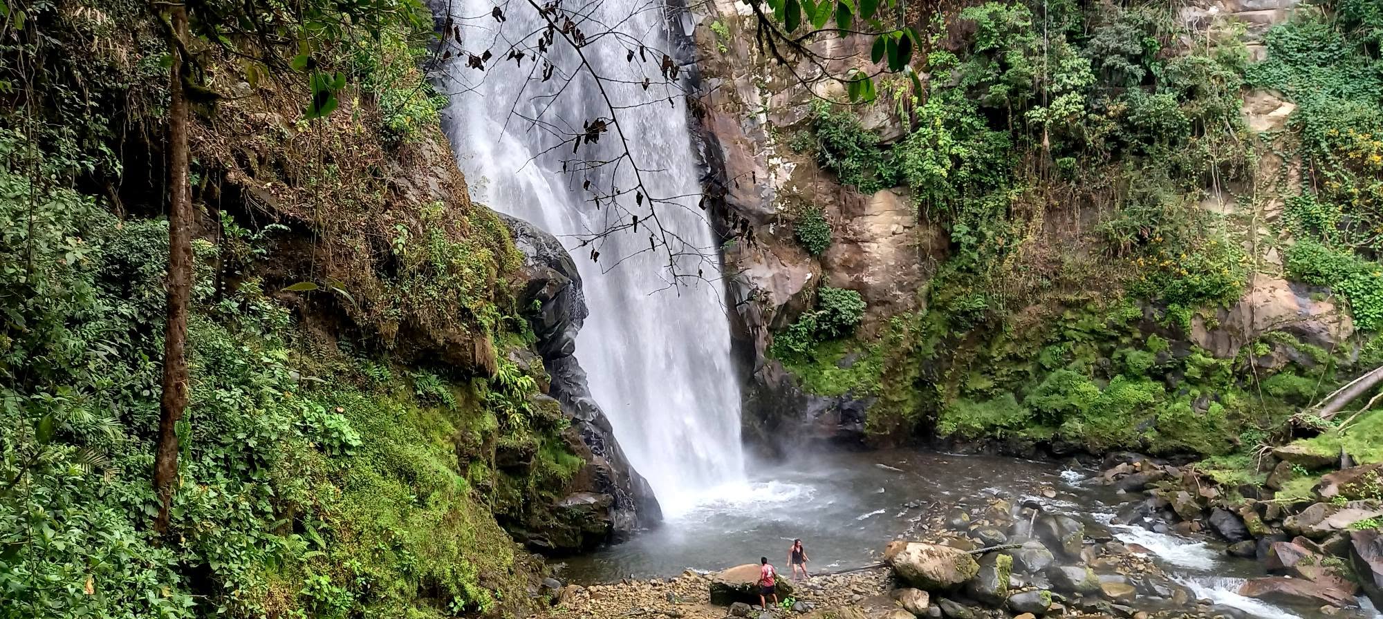 Majestuosa catarata principal escondida en la selva de Satipo, Perú